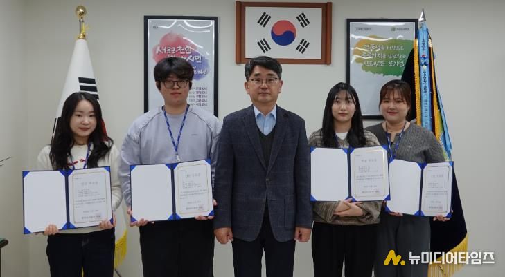 천안도시공사 1기 체험형 인턴이 활동을 마치고 수료증을 받고 있다.