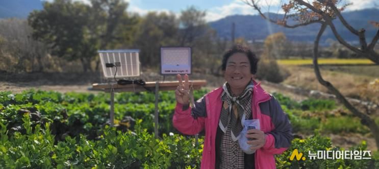 설치된 태양광 외등 앞에서 사진을 찍은 지원 가구