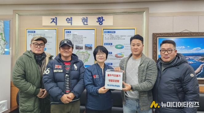 축산면 청년연합회 회원들이 박은정 축산면장(가운데)에게 성금을 전달하고 있다.