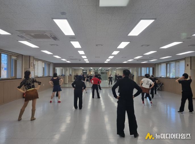 마장건강생활지원센터·국민건강보험공단이 함께한 ‘백세운동교실’ 성료