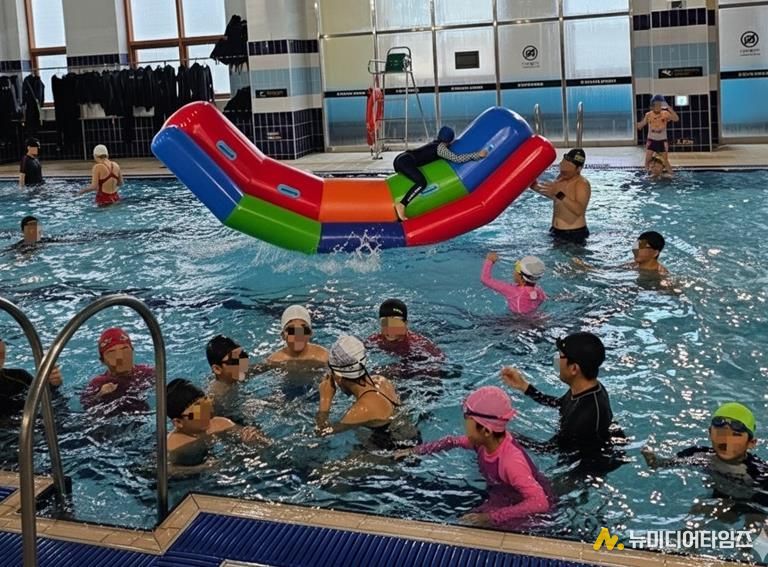 파주시, 스포츠센터 가족 물놀이장 첫 운영 성황… 오는 21일 금촌다목적실내체육관에서 두 번째 운영 예정