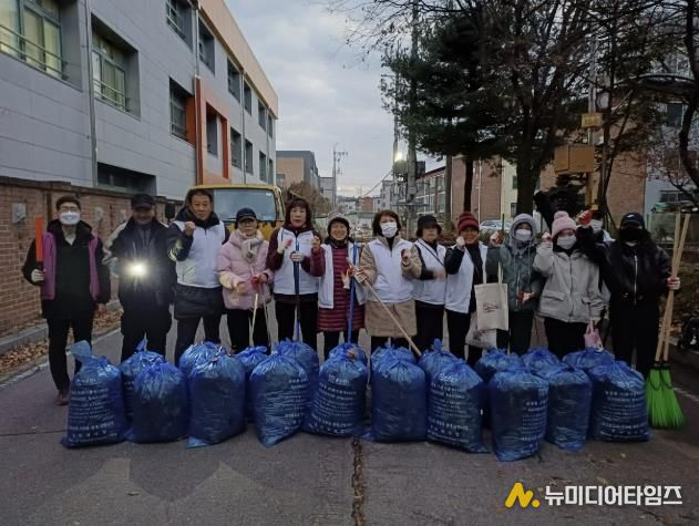 동두천시 생연2동 바르게살기위원회, 연말 맞이 낙엽 대청소