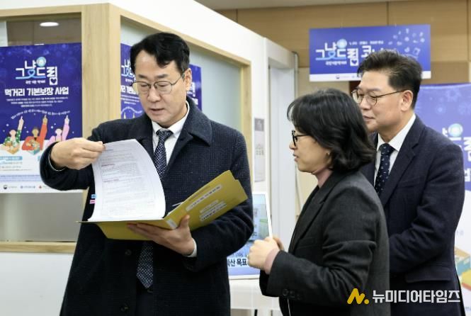 정명근 화성특례시장이 나래울마켓 내 먹거리기본코너 현장을 점검 하고 있다