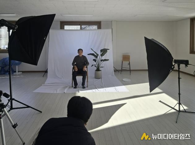 연천군학교밖청소년지원센터 학교밖 청소년 자원봉사동아리, 대광1리 어르신 대상 '장수사진 촬영봉사' 진행