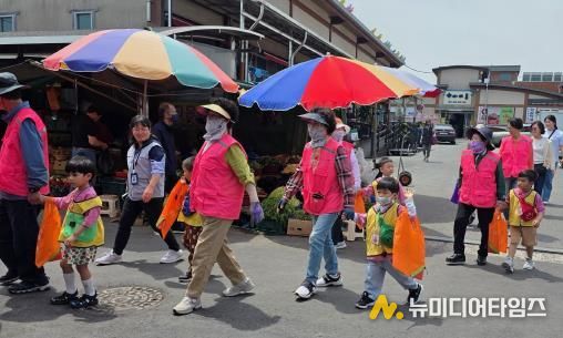 나주시는 10일부터 19일까지 지역 어르신의 활기찬 노후를 위한 ‘2026년 노인 일자리 및 사회활동 지원사업’으로 66개 사업단에서 참여자 4710명을 모집한다. 사진은 노인 일자리 사업 활동 모습