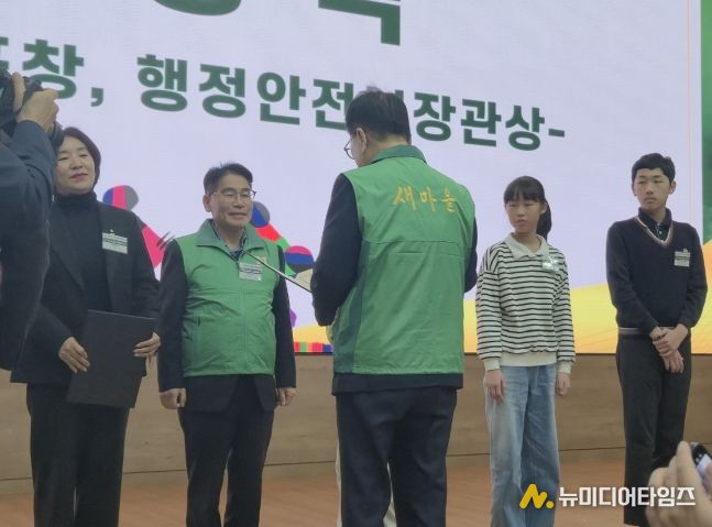 행정안전부장관상 받는 새마을문고구미시지부 김택동 회장
