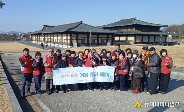 정림사지박물관에서 기념촬영하는 모습