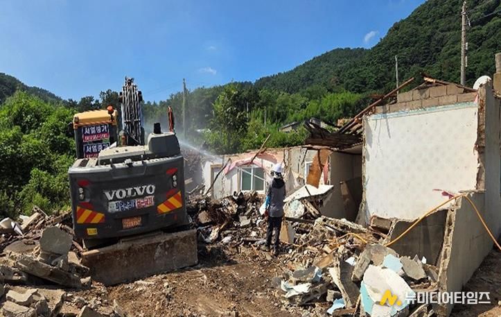 서산시가 올해 빈집 정비사업을 통해 인지면 일원 빈집을 철거하는 모습