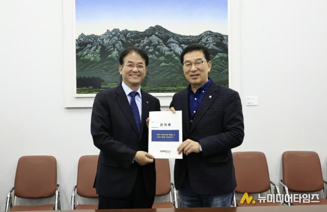 ‘특례시 지원 특별법’제정 건의문 전달 기념촬영_이동환 고양시장(왼쪽), 신정훈 국회 행정안전위원회 위원장(오른쪽)