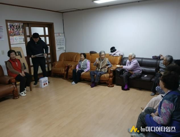 안산시 식품위생감시원이 관내 경로당 노인을 대상으로 허위·과대광고 피해 예방 순회 교육을 진행하고 있다.