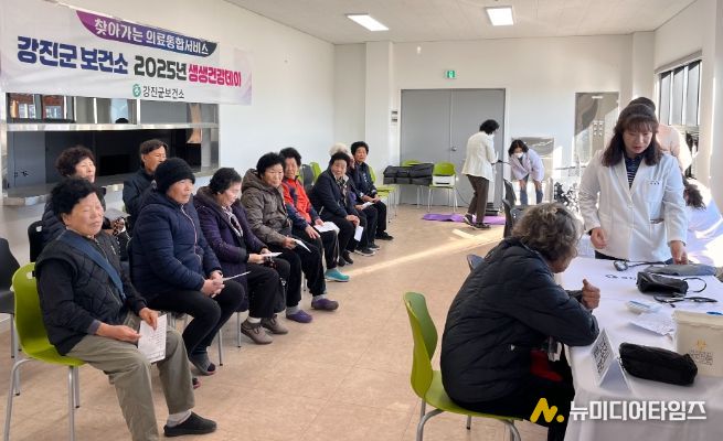 강진군보건소가 강진읍에서 생생건강데이 사업을 펼치고 있는 모습.