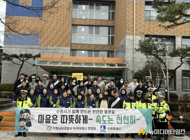 캠페인 참가자들이 함께하고 있다.