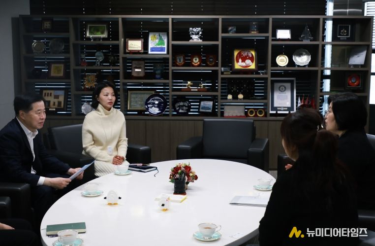 인천항만공사 이경규 사장이 한국백혈병소아암협회 경인지회 이주영 사무국장과 기부 관련 논의를 하고 있다