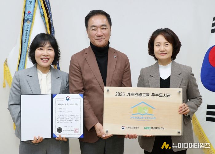 왼쪽부터 평택시 유현미 배다리도서관장, 정장선 시장, 장일현 교육국장