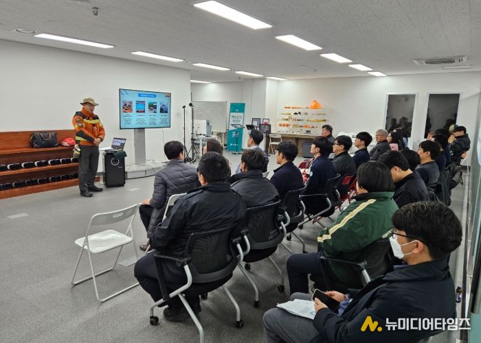 교육자는 재난안전 및 구조장비 전문기업 (주)한진지티씨의 신동진 대표입니다.