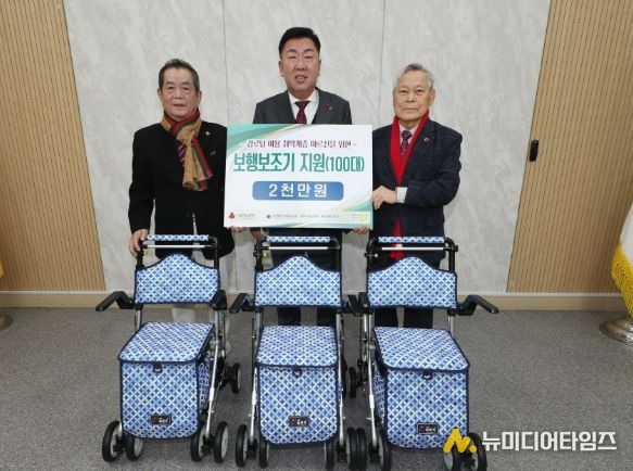 대한노인회 청주시지회, 청주시에 2천만원 상당 보행보조기 전달