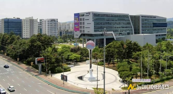 현충탑이 보이는 성남시 중원구 여수동 시청 전경(여수·성남대로 교차로 쪽)