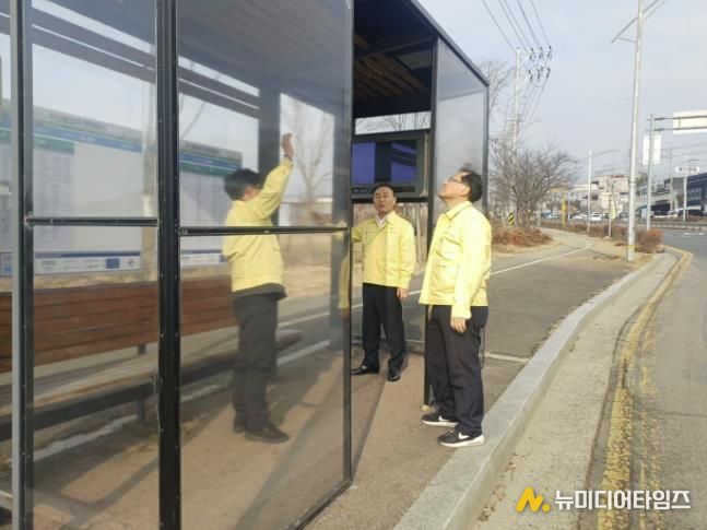 미산동입구 버스정류소의 한파 저감시설(방풍시설)을 점검하고 있다