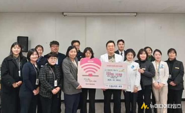 이길재 칠석의료재단 사랑의병원 병원장(오른쪽 다섯번째)이 10일 드림스타트 취약계층 아동을 위한 300만 원 상당의 운동화 교환권을 기탁하고 있다.