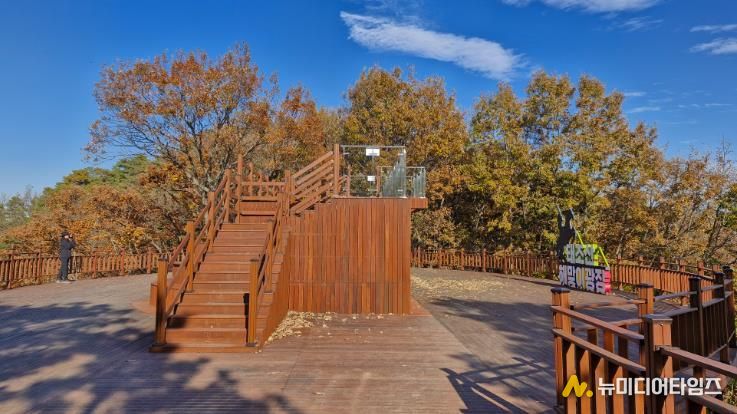 천안시 태조산 등산로에 설치된 하늘길 전망대 모습.