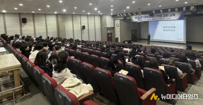 화성특례시가 11일 중대시민재해 대상시설 담당자 등을 대상으로 안전관리 역량강화 교육을 하고 있다