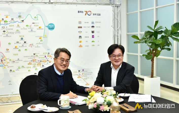 김병수 김포시장은 지난달 3일 김동연 경기도지사를 만나 김포골드라인 등 김포교통현안에 대해 적극 건의했다.