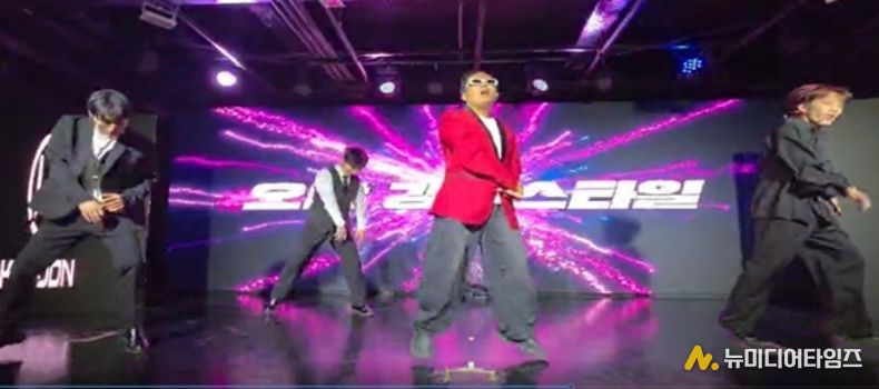 공연을 하고있는 인디스탈 소속 K-Pop 개그 아이돌 (사진제공: 주한외국기업연합회 KOFA)