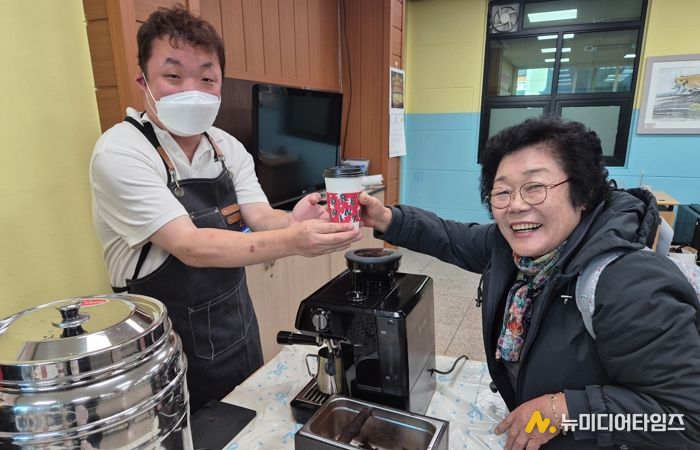 단양군 장애인복지관, 바리스타 2급 취득생들과 함께 '무료나눔카페'로 세상과 소통하다!