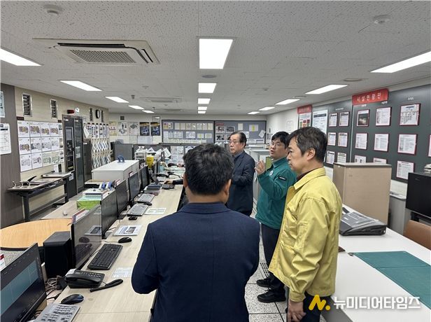 서울시 재난안전기획관이 지하연계 복합건축물인 롯데몰 은평점의 종합방재실 운영 실태를 점검하고 있다 ('25.12.11.)