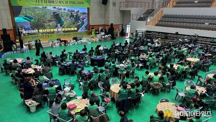 나주시는 지난 10일 나주종합스포츠파크에서 새마을지도자 협의회원이 함께하는 ‘2025년 나주시새마을지도자 한마음대회’를 성황리에 개최했다.