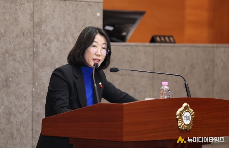 - 제258회 정례회 제3차 본회의에서 구정질문을 하는 의원들-고성미 의원