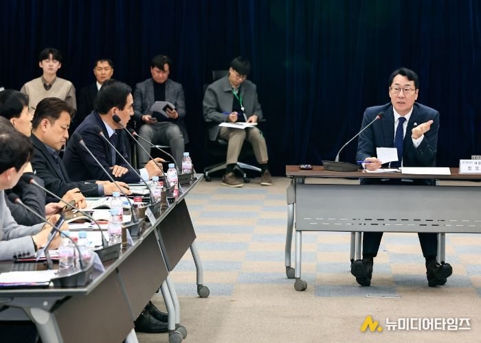 정명근 화성특례시장이 재생엔지 공급 기반 확대 및 데이터센터 전력 수급 안정성 확보 방안에 대하여 전문가들과 종합 토론을 하고 있다