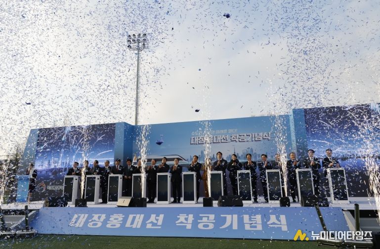 진교훈 서울 강서구청장이 부천시 오정대공원 인조잔디구장에서 열린 ‘대장홍대선 광역철도 착공식’에 참석했다.