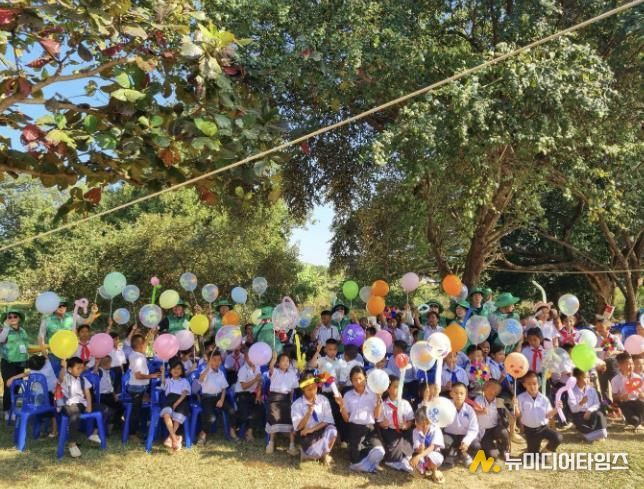 라오스 비엔티안 쌍텅구 쌈판나마을에서 현지 초등학생들과 함께 풍선아트 놀이 프로그램을 진행하는 모습
