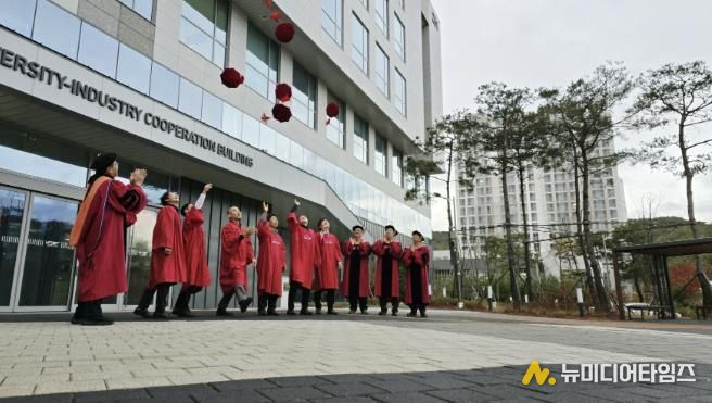 용인특례시와 울산과학기술원이 공동 운영하는 '반도체 최고위과정' 4기 수료식이 12일 열렸다