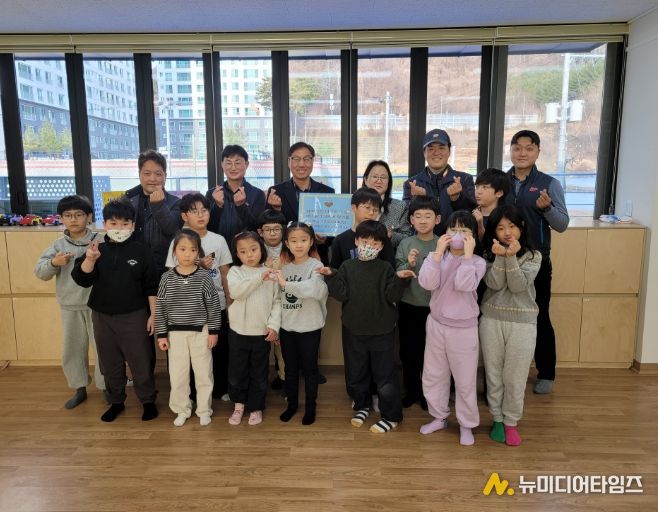 영월우체국‘그린나래’,별총총돌봄센터에 기부금 전달