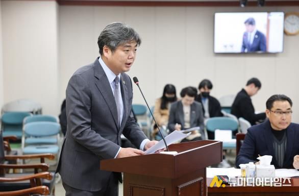 조례안 제안설명 중인 박원종 전남도의원