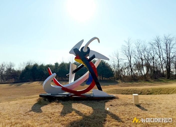 제2회 서울조각상 대상작(방인균, '얼쑤!', 노을조각공원 전시 중)