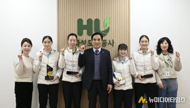 국제대회와 전국대회에서 입상한 화성도시공사 탁구단 선수들과 HU공사 한병홍 사장이 메달과 상패를 들고 기념촬영을 하고 있다.