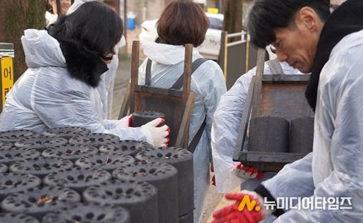 인천시사회서비스원 직원들이 지난 12일 미추홀구 용현동 일대에서 연탄배달 봉사를 하고 있다.