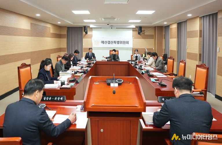 아산시의회 예산결산특별위원회가 각 상임위원회에서 예비 심사를 마친 2026년도 예산안을 제3차 회의에서 심사·의결하고 있다.