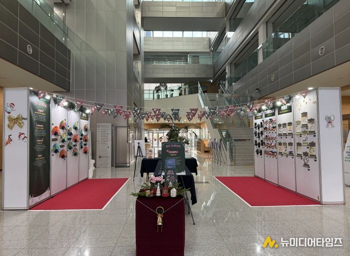 12월 15일~12월 26일 2주간, 세종시교육청 1층 로비에서 ‘2025년 세종 읍면지역 우리동네 예술학교 성과전시회인 ’모두 다 꽃이야‘ 행사가 열리고 있다.