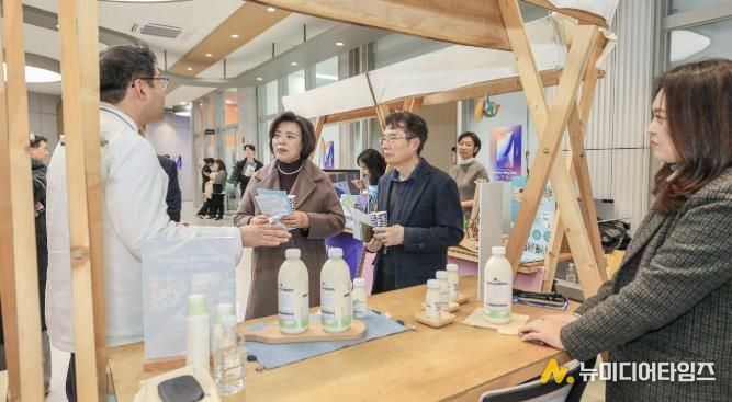 과천시 2025 창업 네트워킹 데이에서 신계용 고천시장과 관계자들이 참여 업체 부스에서 설명을 듣고 있다