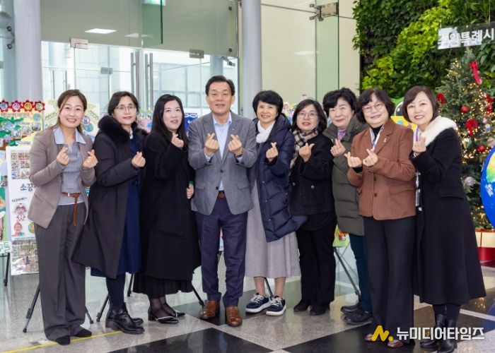 이재준 수원시장(왼쪽 4번째) 탄소중립 환경 챌린지 사진전이 열리는 시청 별관 로비에서 수원시 공공형어린이집연합회 관계자들과 기념촬영을 하고 있다.