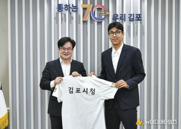 김병수 김포시장이 정현 선수의 김포시 테니스팀 입단을 환영하고 있다.