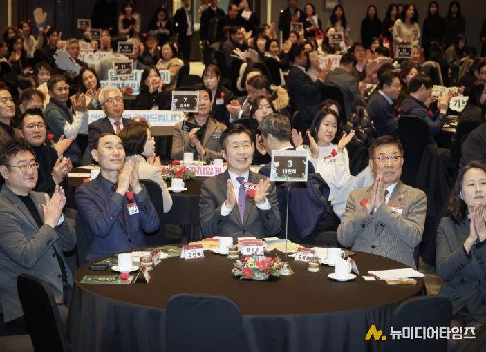 전성수 서초구청장(가운데)이 17일 열린 ‘서초의 미래, 기부자 100인과의 동행’ 행사에서 관계자들과 기념촬영을 하고 있다.