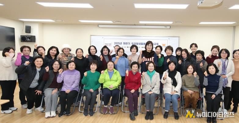 12월 15일, 박희영 용산구청장이 용산아트홀 문화강좌실에서 열린 ‘우리동네돌봄단 하반기 힐링교육’에 참석해 단원들과 기념사진을 촬영하고 있다