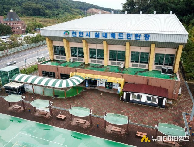 1. 천안 실내배드민턴장 전경.