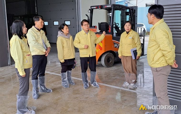 최정록 농림축산검역본부장(오른쪽 세 번째)이 지난 16일 나주양계시범단지 환적장을 방문해 방역 현장을 점검하고 있다.