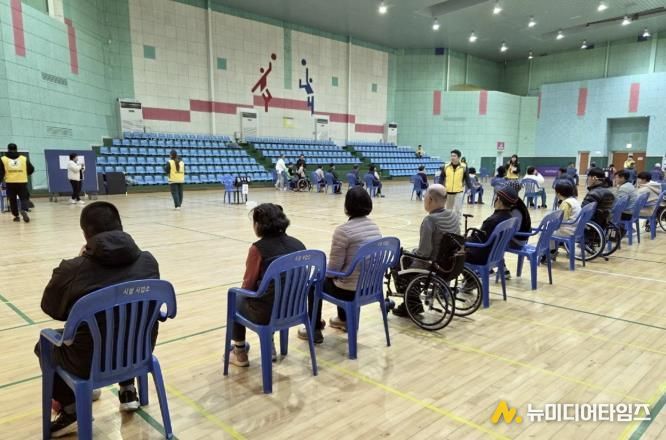 18일 태안군민체육관에서 진행된 보치아 체험강좌 모습